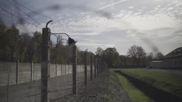 Detaljer Fengselsmuren Piggtråd Lykt Fangeleir Lommelykt Piggtråd Med Strøm Koblet – stockvideo