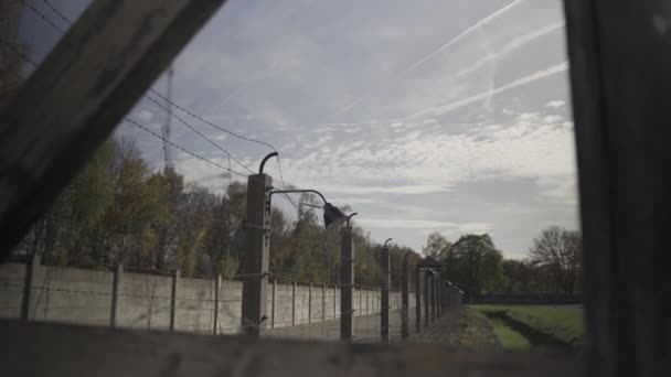 Details Der Gefängnismauer Stacheldraht Und Eine Laterne Lager Für Gefangene — Stockvideo