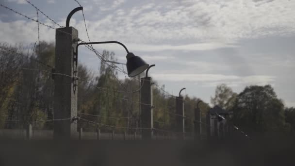 Dachau刑務所キャンプ ライブ有刺鉄線と古い提灯と壁のフェンス 第二次世界大戦ドイツキャンプでの集中 有刺鉄線網と電気フェンシング 大量虐殺 ホロコースト 記念館 — ストック動画