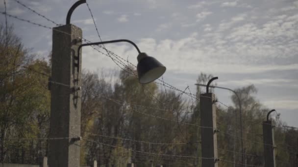 Dachau Koncentrációs Tábor Emlékműve Kerítés Szögesdrót Régi Lámpás Körül Dachau — Stock videók