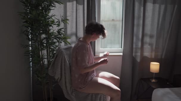 Mujer Con Trastornos Mentales Sienta Sola Silla Por Ventana Mujer — Vídeos de Stock