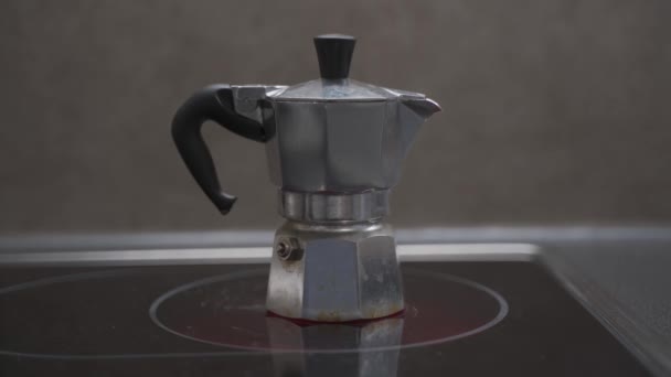 Ασημένια Καφετιέρα Μόκα Στην Κουζίνα Καφετιέρα Geyser Φτιάχνω Ένα Αναψυκτικό — Αρχείο Βίντεο