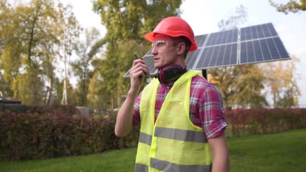 Inżynier Dzwoni Krótkofalówką Elektrowni Słonecznej Energetyk Słonecznej Sieci Fotowoltaicznej Radiu — Wideo stockowe