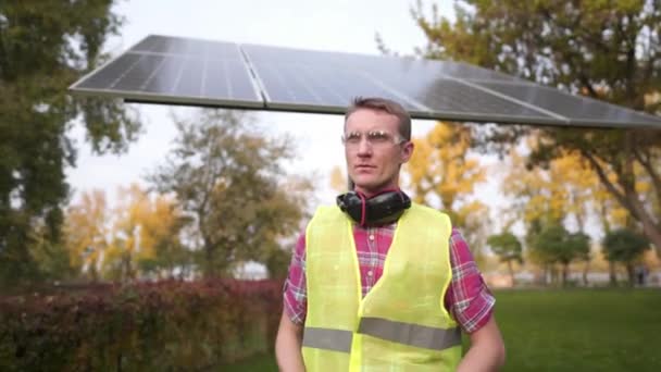 Solarkraftwerksingenieur Mit Schutzhelm Vor Sonnenkollektoren Und Schutzkleidung Mit Walkie Talkie — Stockvideo
