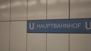 15 Mart 2022. Berlin. Almanya. Berlin 'deki ana tren istasyonunun metro hattının içi. Hauptbahnhof metro istasyonu, merkez istasyon. Metro U-Bahn metro treni Hauptbahnhof ana istasyonunda.. 