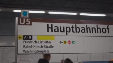 15 Mart 2022. Berlin. Almanya. Berlin 'deki ana tren istasyonunun metro hattının içi. Hauptbahnhof metro istasyonu, merkez istasyon. Metro U-Bahn metro treni Hauptbahnhof ana istasyonunda.. 