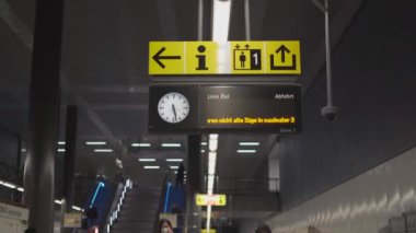 15 Mart 2022. Berlin. Almanya. Berlin 'deki ana tren istasyonunun metro hattının içi. Hauptbahnhof metro istasyonu, merkez istasyon. Metro U-Bahn metro treni Hauptbahnhof ana istasyonunda.. 