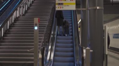 15 Mart 2022. Berlin. Almanya. Berlin 'deki ana tren istasyonunun metro hattının içi. Hauptbahnhof metro istasyonu, merkez istasyon. Metro U-Bahn metro treni Hauptbahnhof ana istasyonunda.. 