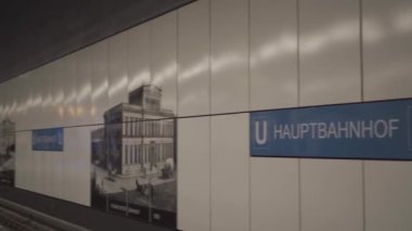 15 Mart 2022. Berlin. Almanya. Berlin 'deki ana tren istasyonunun metro hattının içi. Hauptbahnhof metro istasyonu, merkez istasyon. Metro U-Bahn metro treni Hauptbahnhof ana istasyonunda.. 