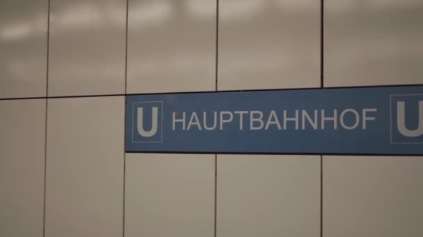 Marca 2022 Berlina Niemcy Wnętrze Linii Metra Głównego Dworca Kolejowego — Wideo stockowe