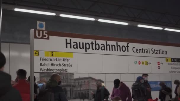 2022年3月15日 柏林主要火车站地铁的内部 地铁站Hauptbahnhof 中央车站 在Hauptbahnhof主站的地铁U Bahn地下列车 — 图库视频影像