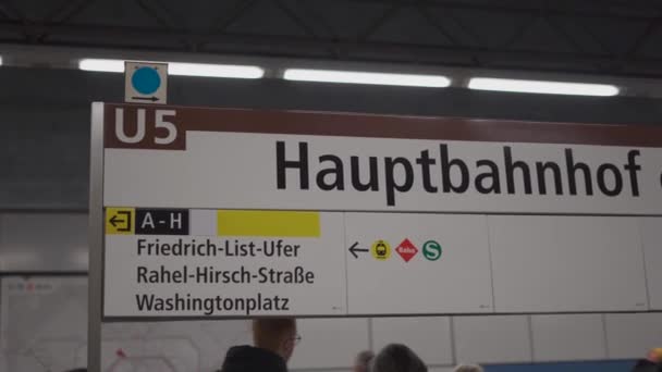 2022年3月15日 ベルリンだ ドイツだ ベルリンの主要鉄道駅の地下鉄路線の内装 地下鉄駅Hauptbahnhof 中央駅 地下鉄Uバーン地下鉄Hauptbahnhof駅 — ストック動画