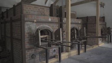 Almanya 'daki Dachau toplama kampında krematoryum. Anma alanı. Almanya 'nın Münih yakınlarındaki Nazi kampında cesetleri yakmak için fırınlar. Krematoryum kürkleri Auschwitz 'te. Krematoryum. Krematoryum. Krematoryum. 