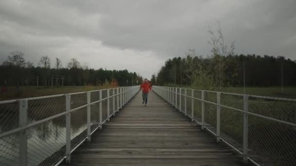 Correndo Tempo Outono Frio Natureza Homem Atravessa Uma Ponte Madeira — Vídeo de Stock