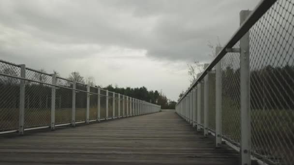 Biegi Biegowe Wsi Mężczyzna Pomarańczowej Bluzie Biegający Drewnianym Moście Parku — Wideo stockowe