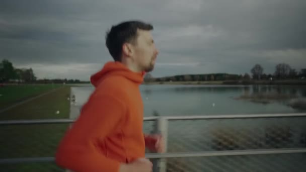 Vidéken Kocognak Egy Narancssárga Pulóveres Férfi Fut Hídon Nemzeti Parkban — Stock videók