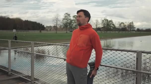 Coureur Fond Échauffement Étirement Musculaire Avant Entraîner Extérieur Sur Pont — Video
