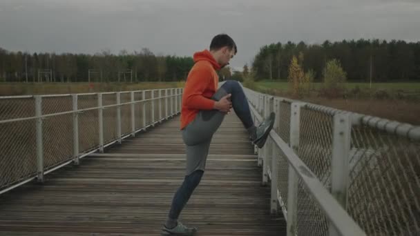 Langlaufer Warmt Zich Spier Strekt Zich Uit Voor Training Buiten — Stockvideo