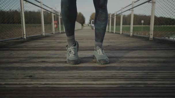 Cross Country Runner Aquecimento Alongamento Muscular Antes Treinar Livre Ponte — Vídeo de Stock
