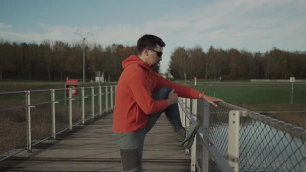 Homme Vêtements Orange Chauds Réchauffant Avant Courir Extérieur Par Temps — Video