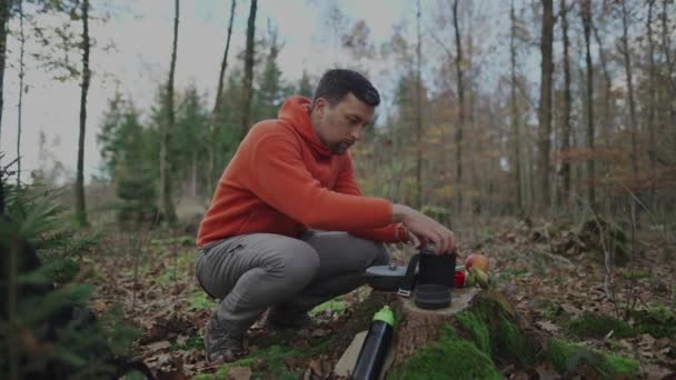 Resenären Installerar System För Matlagning Vid Camping Skogen Backpacker Gör — Stockvideo
