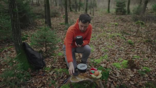 Cestovatel Instaluje Systém Pro Vaření Při Kempování Lese Batůžkář Připravuje — Stock video