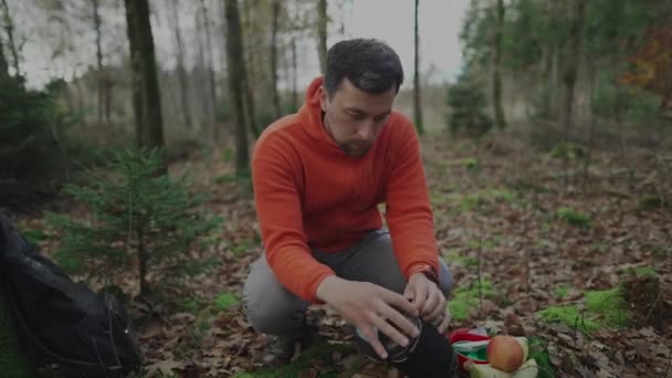 Άνθρωπος Πεζοπόρος Δημιουργεί Σύστημα Για Μαγείρεμα Ενώ Κάμπινγκ Στο Δάσος — Αρχείο Βίντεο