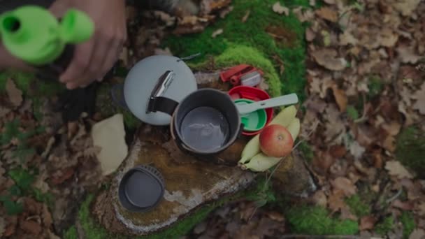 Resenären Kastar Vatten Ett Integrerat Matlagningssystem Stubbe Skogen Man Ska — Stockvideo