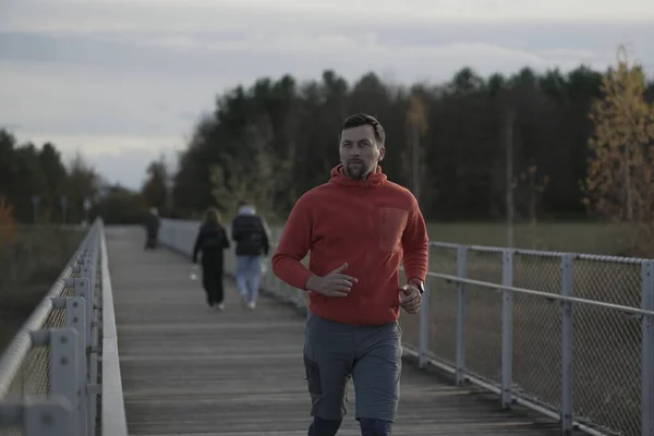 Alergând Vreme Rece Toamnă Natură Bărbat Traversează Podul Lemn Din Fotografie de stoc