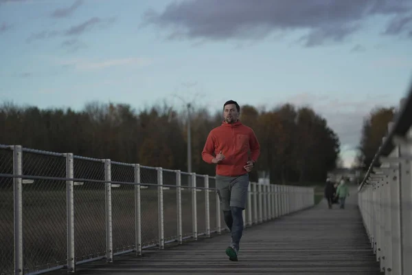 Běžecké Běhání Venkově Muž Oranžové Mikině Běží Přes Dřevěný Most Stock Obrázky
