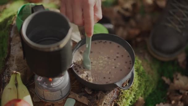 Kamp Gezisinde Sublimleşen Yiyecekler Turist Ormandaki Gaz Ocağında Yulaf Ezmesini — Stok video
