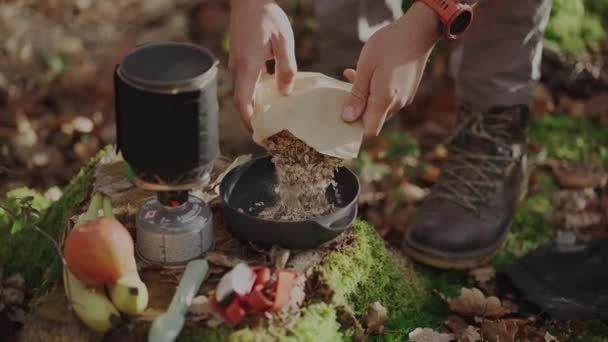 Yürüyüş Yapan Adam Kamp Malzemelerine Tahıl Gevreği Döker Sırt Çantası — Stok video
