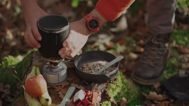 Ormandaki Kütüğün Üzerine Kaynar Döken Bir Turist Kamp Alanında Tahıl — Stok video