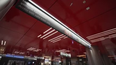 20 Kasım 2022. Münih. Almanya. Marienplatz 'daki U bahn ve S Bahn istasyonlarına yeraltı geçidi. Metro ve şehir tren platformlarına giden Münih ana meydanında kırmızı desenli bir altgeçit.