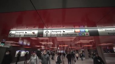 20 Kasım 2022. Münih. Almanya. Marienplatz 'daki U bahn ve S Bahn istasyonlarına yeraltı geçidi. Metro ve şehir tren platformlarına giden Münih ana meydanında kırmızı desenli bir altgeçit.