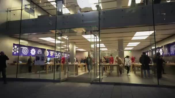 Listopada 2022 Monachium Niemcy Elewacja Wieczorna Apple Store Marienplatz Widok — Wideo stockowe