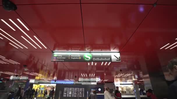 November 2022 München Tyskland Underjordisk Passage Till Bahn Och Bahn — Stockvideo