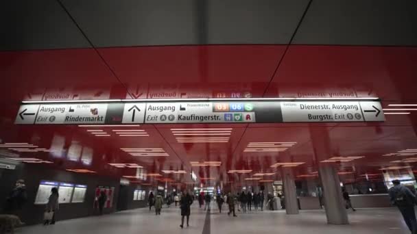 2022 마리엔 광장에 지하철 승강장으로 이어지는 광장에 색으로 설계된 지하도 — 비디오