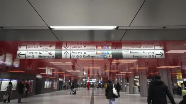 November 2022 München Deutschland Bahn Durchgang Zum Und Bahnhof Marienplatz — Stockvideo