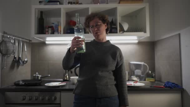 Deprimida Mujer Melancólica Bebiendo Vino Blanco Una Botella Cocina Casa — Vídeo de stock