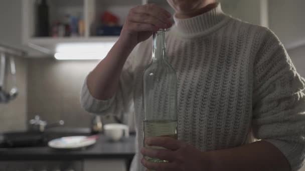 Eine Depressive Melancholische Frau Trinkt Weißwein Aus Einer Flasche Der — Stockvideo
