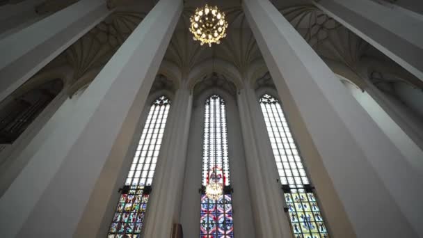 2022年11月20日 ミュンヘンだ ドイツだ ミュンヘン大聖堂の内部モデルを販売しています ミュンヘン フラウエンキルヒ 貴婦人の大聖堂 アルトシュタット ドイツだ バイエルン — ストック動画