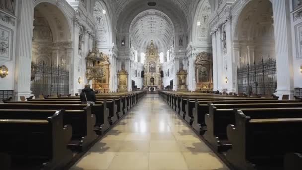 ドイツだ ミュンヘンだ 聖マイケル キルシュ テーマ宗教とヨーロッパへのカトリックの信仰 ミュンヘンの聖ミカエル教会 ヨーロッパの都市の建築シンボル 聖ミケーレ寺院 — ストック動画