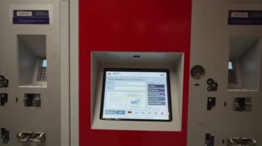 20 Kasım 2022. Münih. Almanya. Alman demiryolu şirketi Deutsche Bahn 'ın tren bileti otomatı. D.B. bilet makineleri. D.B. Fahrradbilet otomatı Marienplatz 'da altgeçitte.. 