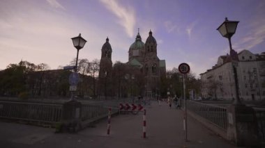 Isar nehri yakınlarındaki St. Luke Kilisesi ve Wehrsteg köprüsü, Münih, Almanya. Saint Lucas Kilisesi, Isar Nehri, Lehel, Munchen, Yukarı Bavyera, Bavyera, Almanya. Wehrsteg Köprüsü. Saint Lukas Kubbesi Katedrali. 