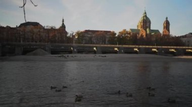 Isar nehri yakınlarındaki St. Luke Kilisesi ve Wehrsteg köprüsü, Münih, Almanya. Saint Lucas Kilisesi, Isar Nehri, Lehel, Munchen, Yukarı Bavyera, Bavyera, Almanya. Wehrsteg Köprüsü. Saint Lukas Kubbesi Katedrali. 