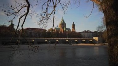 Isar nehri yakınlarındaki St. Luke Kilisesi ve Wehrsteg köprüsü, Münih, Almanya. Saint Lucas Kilisesi, Isar Nehri, Lehel, Munchen, Yukarı Bavyera, Bavyera, Almanya. Wehrsteg Köprüsü. Saint Lukas Kubbesi Katedrali. 