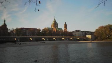 Isar nehri yakınlarındaki St. Luke Kilisesi ve Wehrsteg köprüsü, Münih, Almanya. Saint Lucas Kilisesi, Isar Nehri, Lehel, Munchen, Yukarı Bavyera, Bavyera, Almanya. Wehrsteg Köprüsü. Saint Lukas Kubbesi Katedrali. 