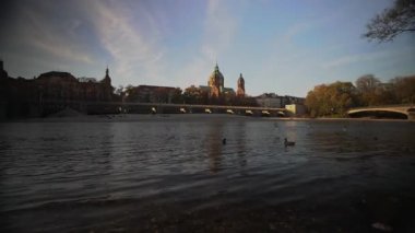Isar nehri yakınlarındaki St. Luke Kilisesi ve Wehrsteg köprüsü, Münih, Almanya. Saint Lucas Kilisesi, Isar Nehri, Lehel, Munchen, Yukarı Bavyera, Bavyera, Almanya. Wehrsteg Köprüsü. Saint Lukas Kubbesi Katedrali. 