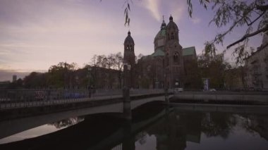 Isar nehri yakınlarındaki St. Luke Kilisesi ve Wehrsteg köprüsü, Münih, Almanya. Saint Lucas Kilisesi, Isar Nehri, Lehel, Munchen, Yukarı Bavyera, Bavyera, Almanya. Wehrsteg Köprüsü. Saint Lukas Kubbesi Katedrali. 
